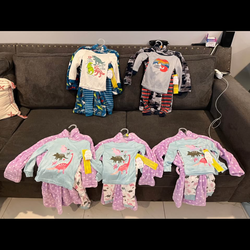 Pijamas de niña y niño las de niña talla 2T-3T-4T y las 2 de niño talla 4T las 2 pido a $13 el juego trae 3 piezas todas gracias