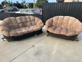 Free delivery couch set