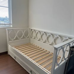 Pottery barn PN teen Elsie twin day bed