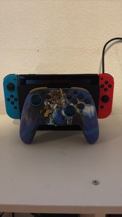 Nintendo Switch, Comes with wireless Zelda edition controller