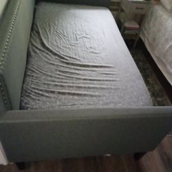 Like New Day Bed