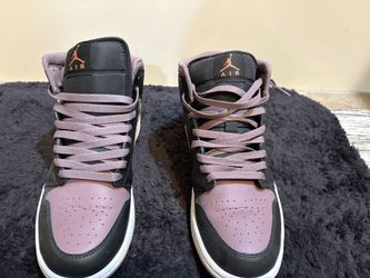 Air Jordan 1 Mid SE- Mauve and Black Sky