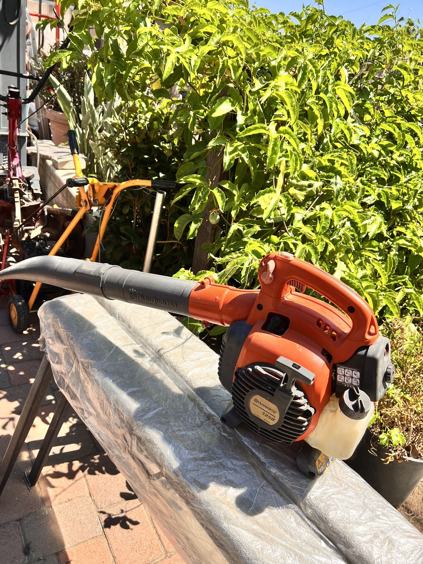 Husqvarna 225B Hand Blower