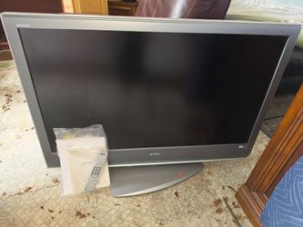 Sony Bravia 46" LCD HDTV – KDL-46S2000 w/ Remote & Manu