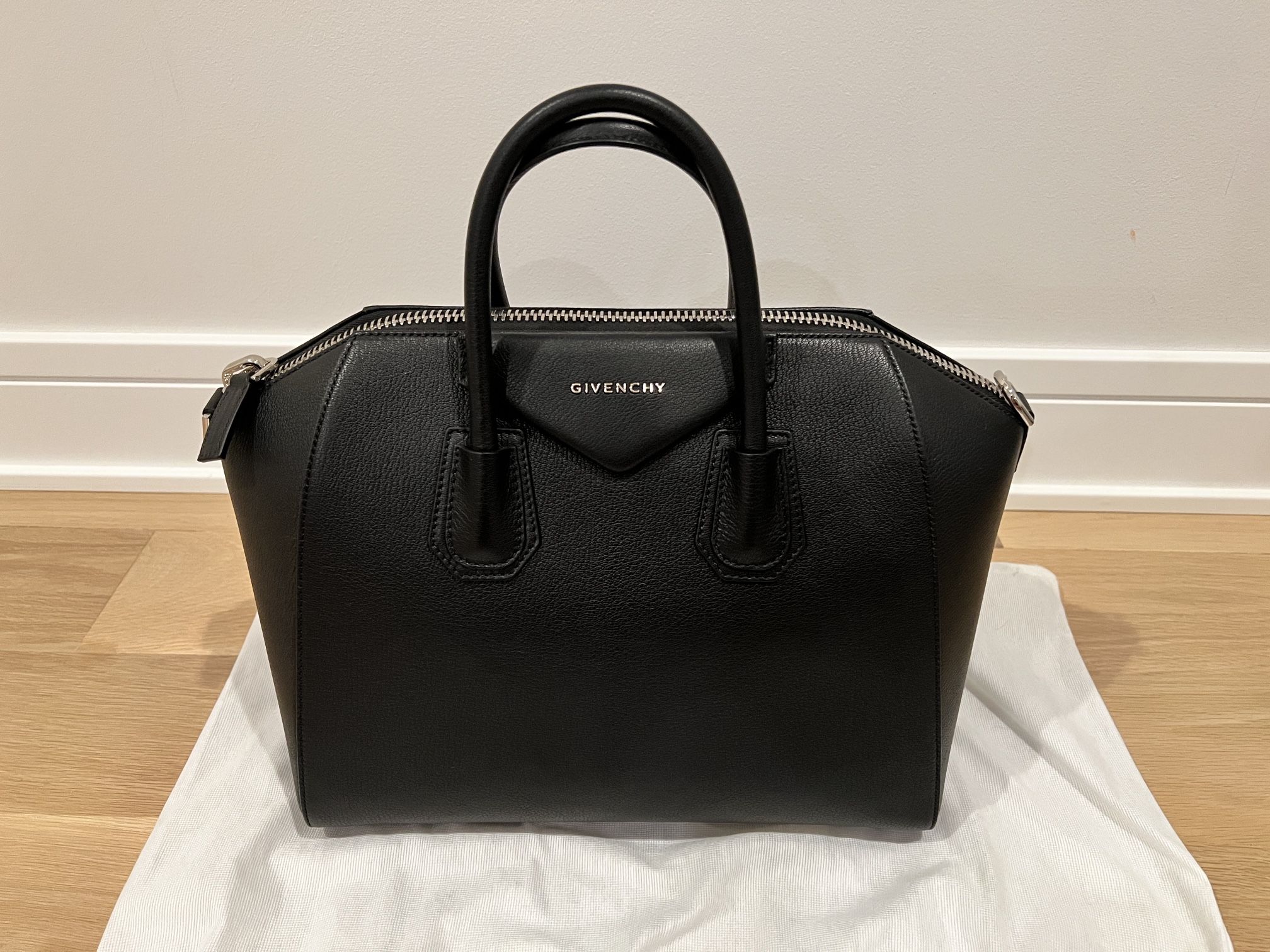 Givenchy Medium Antigona Black Sugar Leather Satchel Purse - New + Receipt