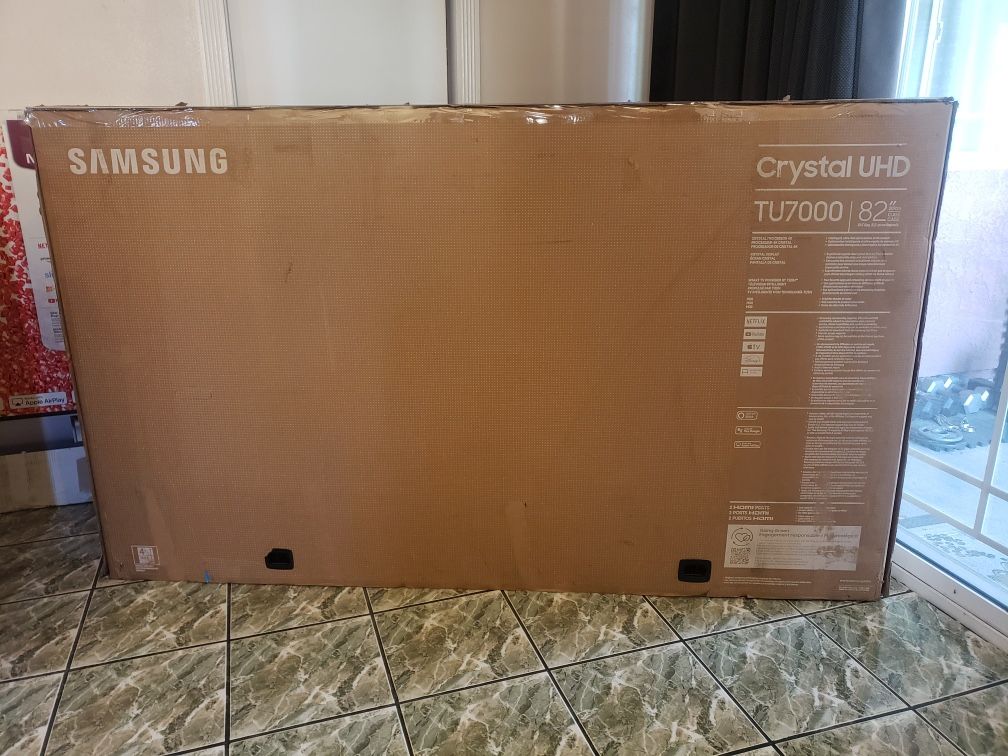 SAMSUNG 82-Inch Class Crystal UHD TU7000 Series- 4K UHD HDR Smart TV with Alexa Built -in (UN82TU7000FXZA,