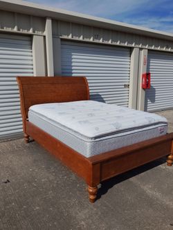 Queen 👑 size bed frame
