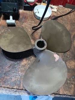 Criss Craft Prop 1 72 Brass Large Boat Propeller. Measures roughly 13 in in diameter 1 inch shaft

23 MILE AND CARD MACOMB TWP, MICHIGAN 