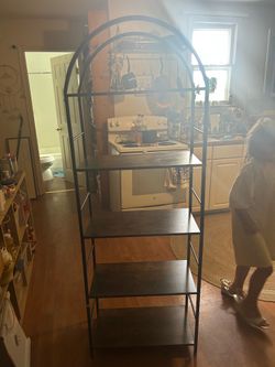 Round wire at top bookshelf