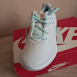 Nike Sneakers Women Size 6.5 New 