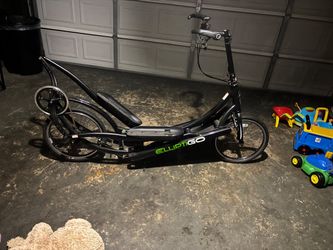 2022 Peloton Bike 2nd Gen Very Good Condition with Seat Cushion - Baton Rouge, LA