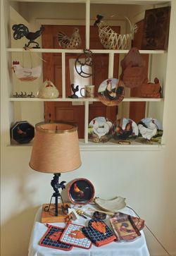 Beautiful Brown and black chicken accessories with lamp!!