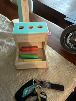 scale for weighing babies and 2 toys Lovely