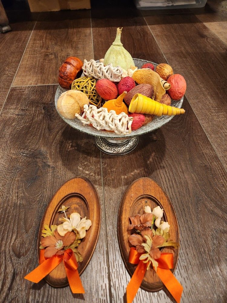 Decorative fruit bowl and two wall deco flowers