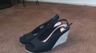 SKECHERS Peep-Toe Wedges (sz6)
