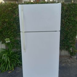 Kenmore Apartment Size Refrigerator 18 Cuf ft 