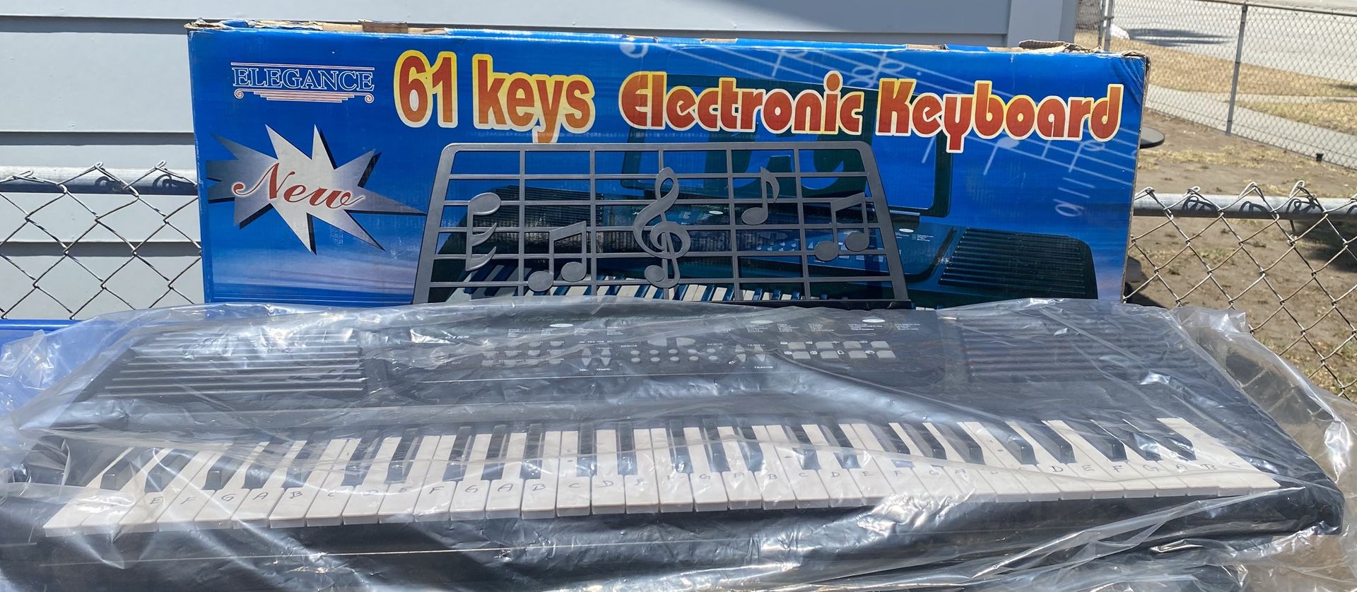 1081. New Elegance 61 Keys Keyboard With Sheet Music Stand And Worn Ox