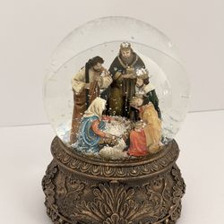 Snow Globe – Detailed Christmas Decoration