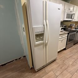 Whirlpool White Fridge With Ice Maker And Water Dispenser 