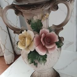 ITALIAN PORCELAIN NUOVA CAPODIMONTE VASE IN GREAT CONDITION 