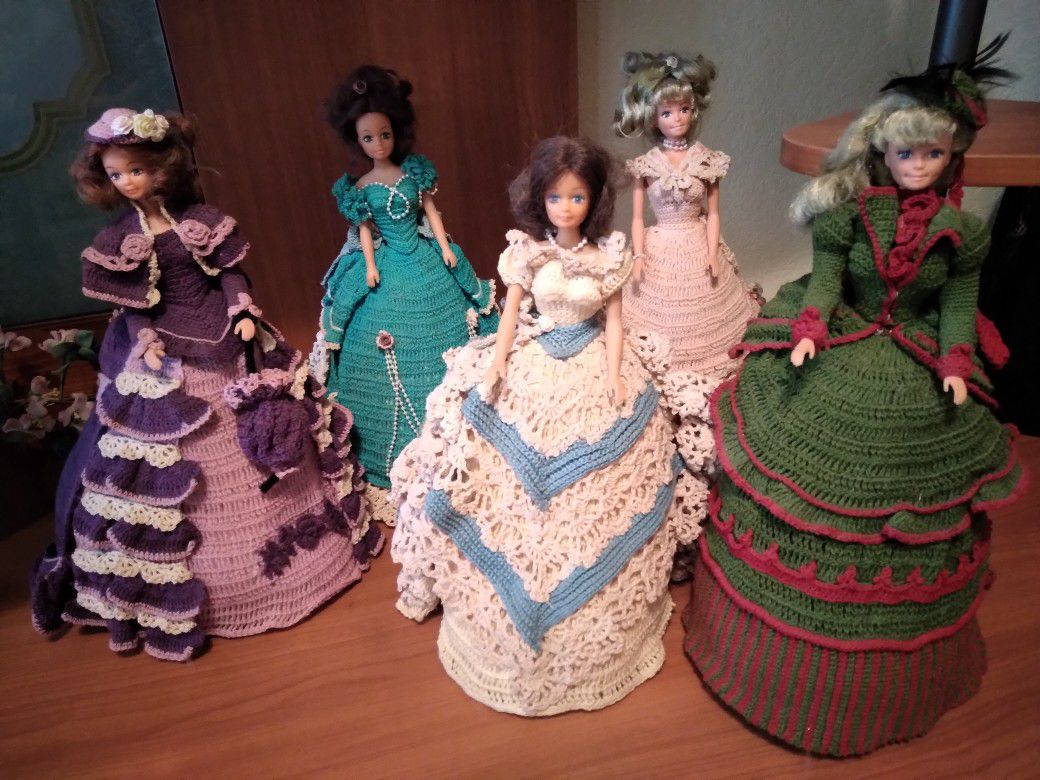 5  Vintage Collectable Barbies 