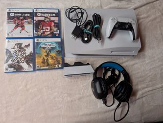 PS5 LIKE NEW • 4 GAMES • RGB HEADSET • CHARGING STATION
