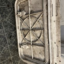Hatches rod holder and lifejacket with throwable