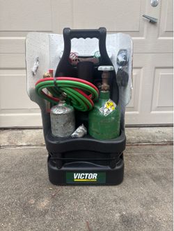 Victor 0 G150 J-P Light Duty Gas Welding Outfit Tote Kit Without Tanks, R150-200/R150-540 Gas Regulators, 103-01FP Torch Handle, Striker, 12.5