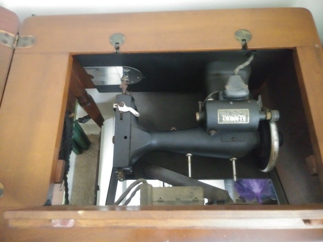 VINTAGE KENMORE SEWING MACHINE W/CABINET, MODEL 117-
