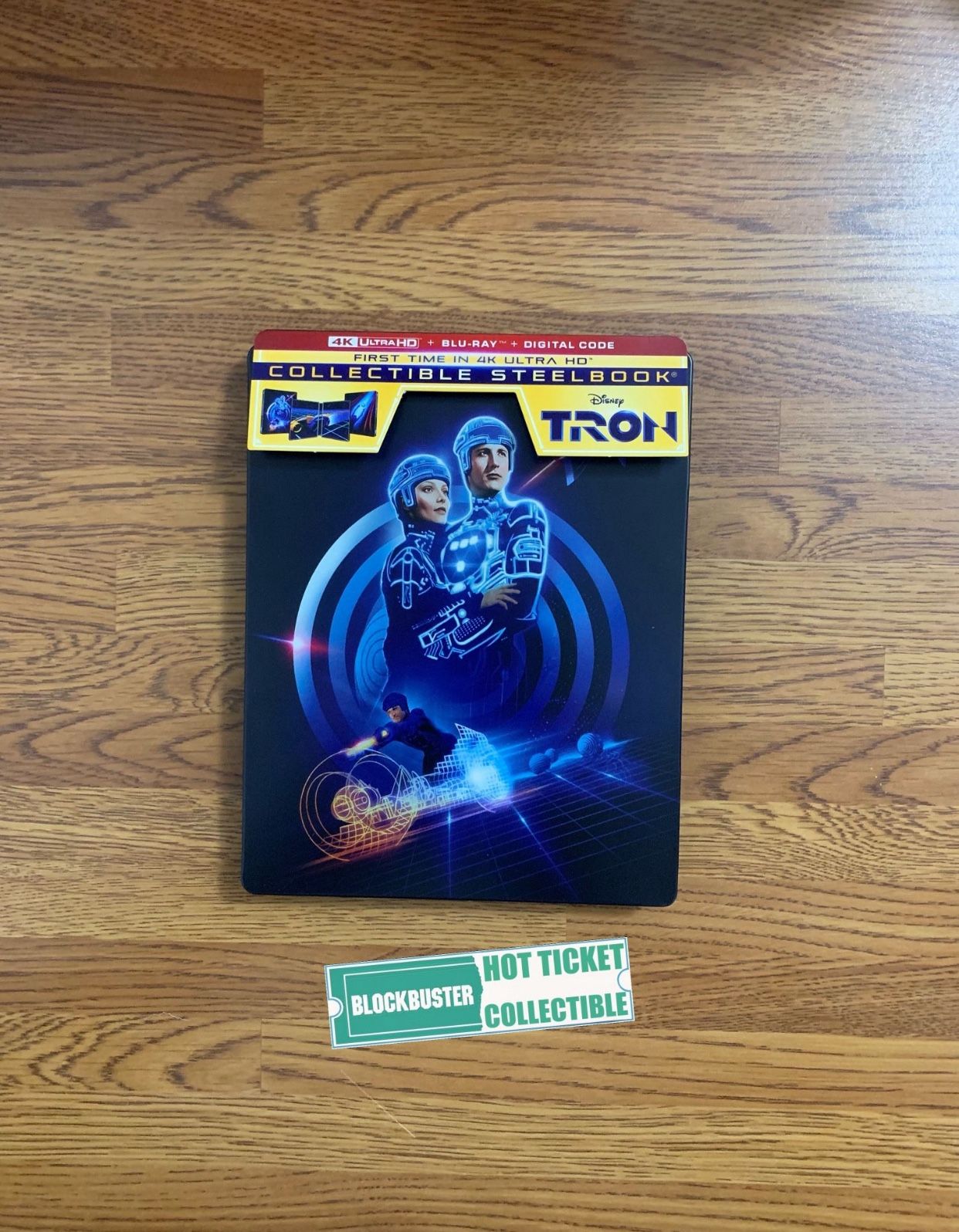 TRON (Limited-Edition Collectible Steelbook) 4K UHD Blu-ray Combo Pack [4K UHD Blu-ray + Blu-ray]