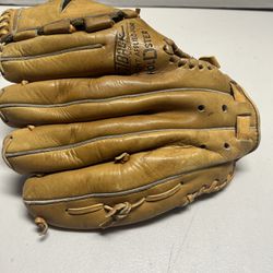 Vintage Rawlings Bobby Knoop Fastback GJF8 Baseball Glove Mitt  RHT Right Hand Throw. Glove is in good condition and looks like it’s intended for smal