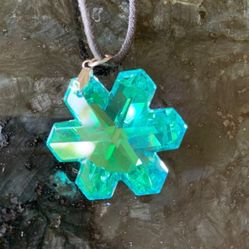 Vintage adjustable pendant necklace in good vintage condition. Shining blue crystal pendant with a black string.