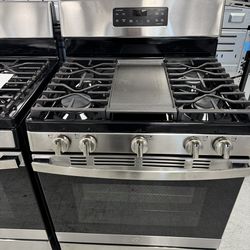 GE 30 In 5.0 cu.ft Freestanding Gas Range In Stainless Steel With Griddle