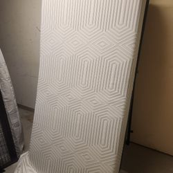 TWIN SIZE GEL INFUSED MATTRESS (Mattress Firm brand) 