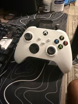 Xbox controller and battery pack charger