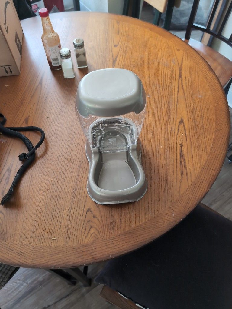 Gravity Cat/Dog Feeder
