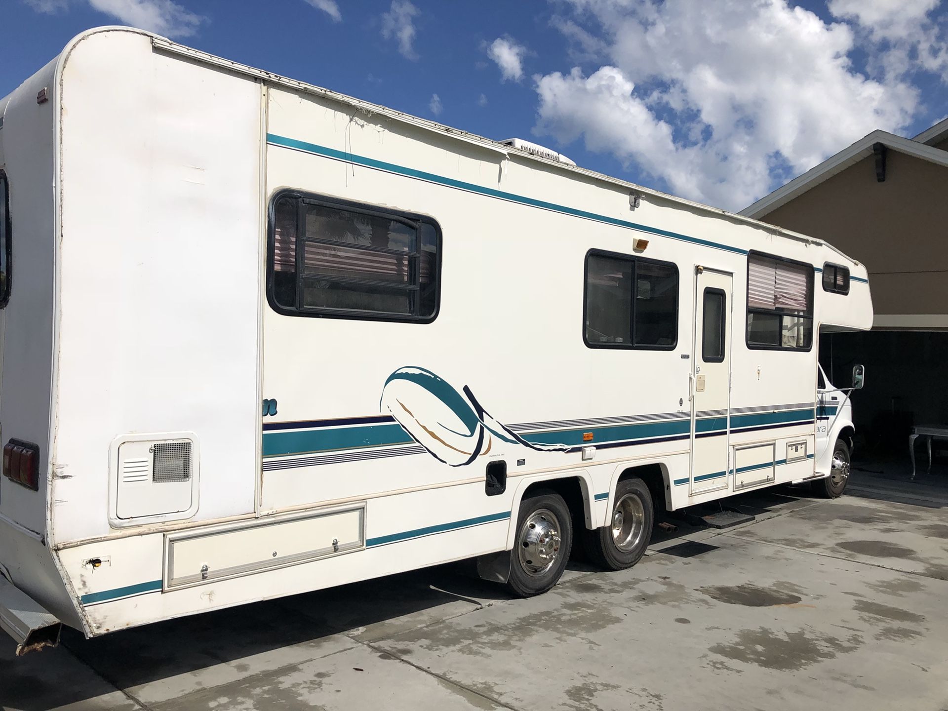 1995 coachmen santara class c Rv 32foot for Sale in Winter Haven, FL