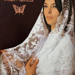 Vintage Volart Spanish Mantilla Lace Veil – Crema Ivory – Original Box