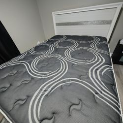 En Venta Cama, Colchón Y Mesa 