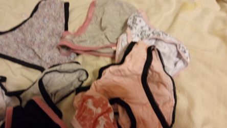 Girls Underwear Girl Size 5'6 Nine Pairs for Sale in Portsmouth