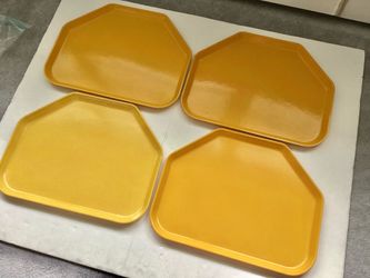 Set of 4 Cafeteria-Style Fiberglass Gold Tone Trapezoid-Shaped Trays Cambro Company 18” x 14” x 9”
