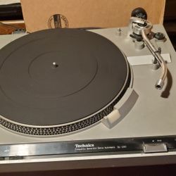 Technics SL 220 Turntable