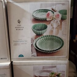 The Pioneer Women Dinnerware Set