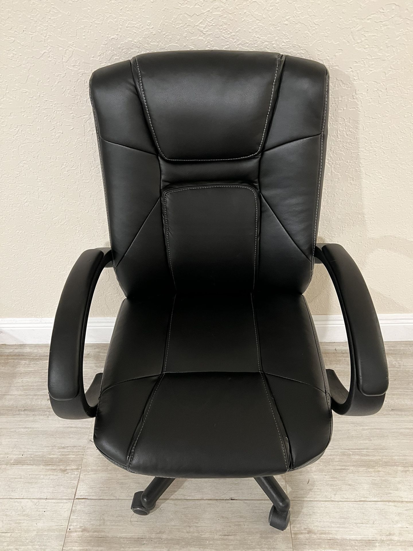 Black Leather Desk Chair for Sale in Hialeah, FL OfferUp