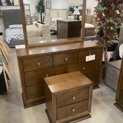 Six piece queen, Bedroom Set