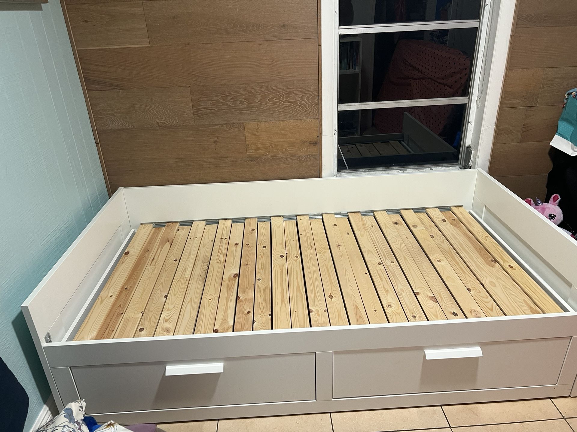 Daytime Bed w/ Two Drawers. Twin Converts to Queen. 