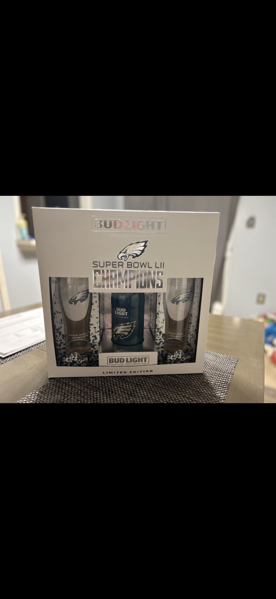Eagles Bud Light Super Bowl 52 Limited Edition Beer With Two Glasses