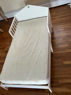 Kids bed frame + mattress