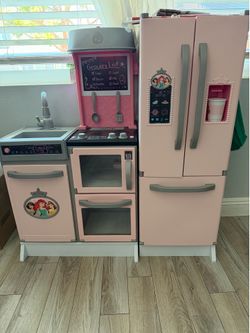 DISNEY PLAY KITCHEN