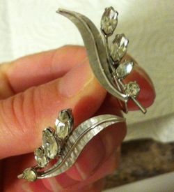 Vintage Krementz Rhodium Plated Silver Tone Clip on Earrings Leaf/clear Rhinetsones. 